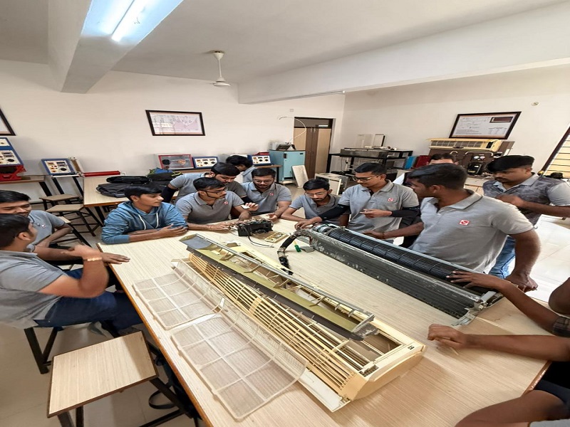 Photos of SSIP Integrated Technology Skill Development Camp (3D Printing, AR/VR, R&AC and Calibration)